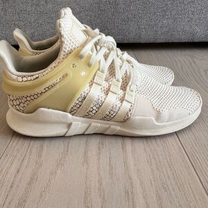 Adidas Cream Sneakers UNISEX with Breathable Mesh and Cushioned Sole, USED